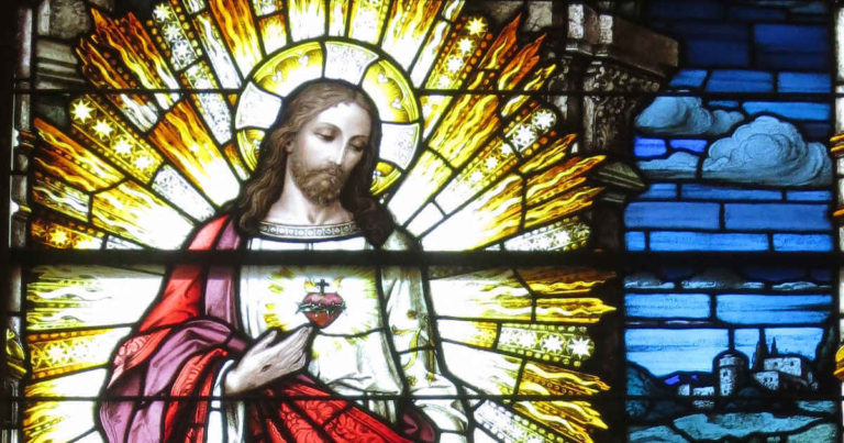 Simple Prayer to Keep Our Hearts Close to the Sacred Heart of Jesus